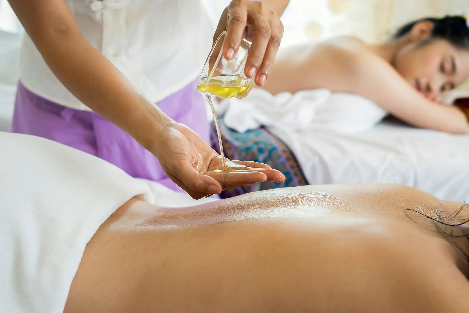 Pessoa a receber uma massagem relaxante numa marquesa