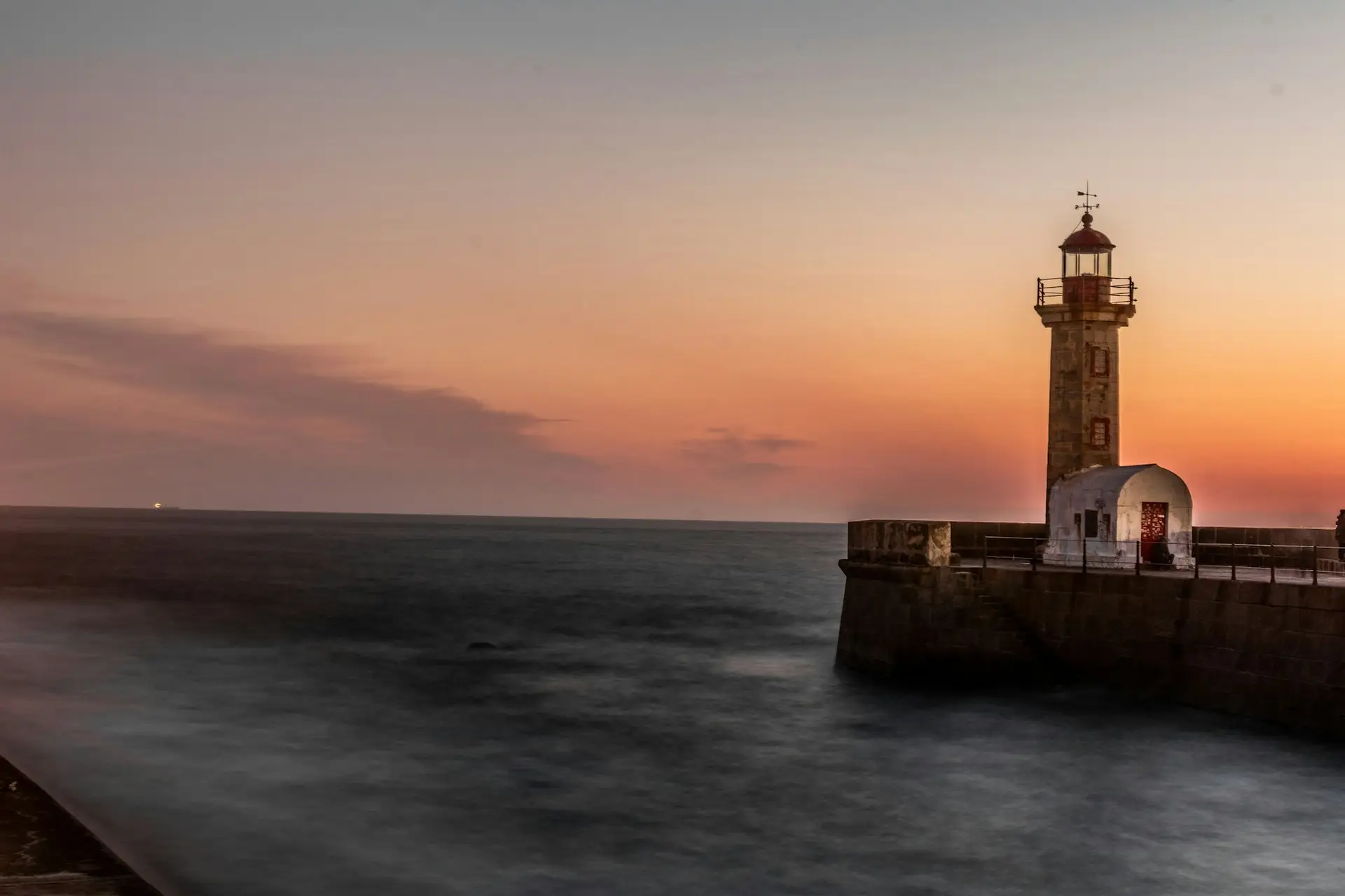 Farol de Felgueiras, na Foz do Douro, ao pôr do sol